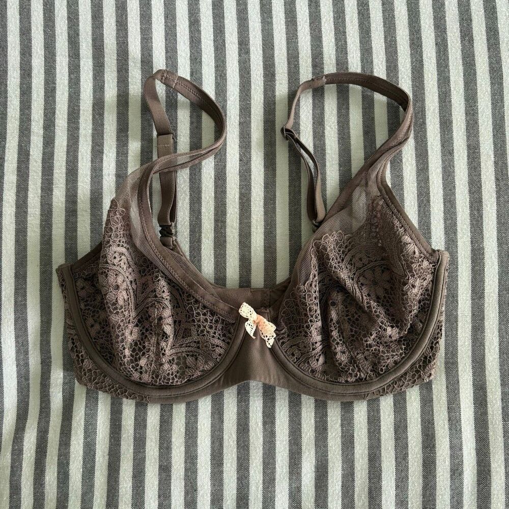 Victoria’s Secret Body by Victoria Unlined Demi Bra Size 32 DD